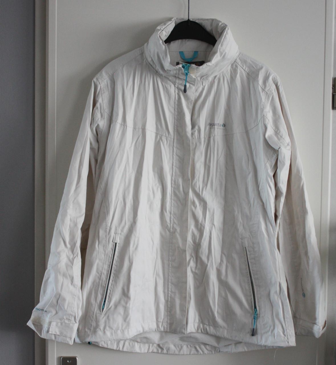 Witte jas met blauwe rits  maat 16-40