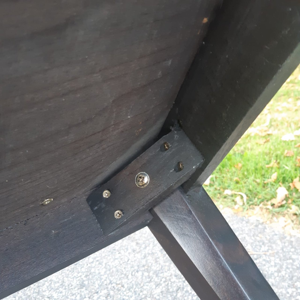 In goede staat verkerende houten stoelen.