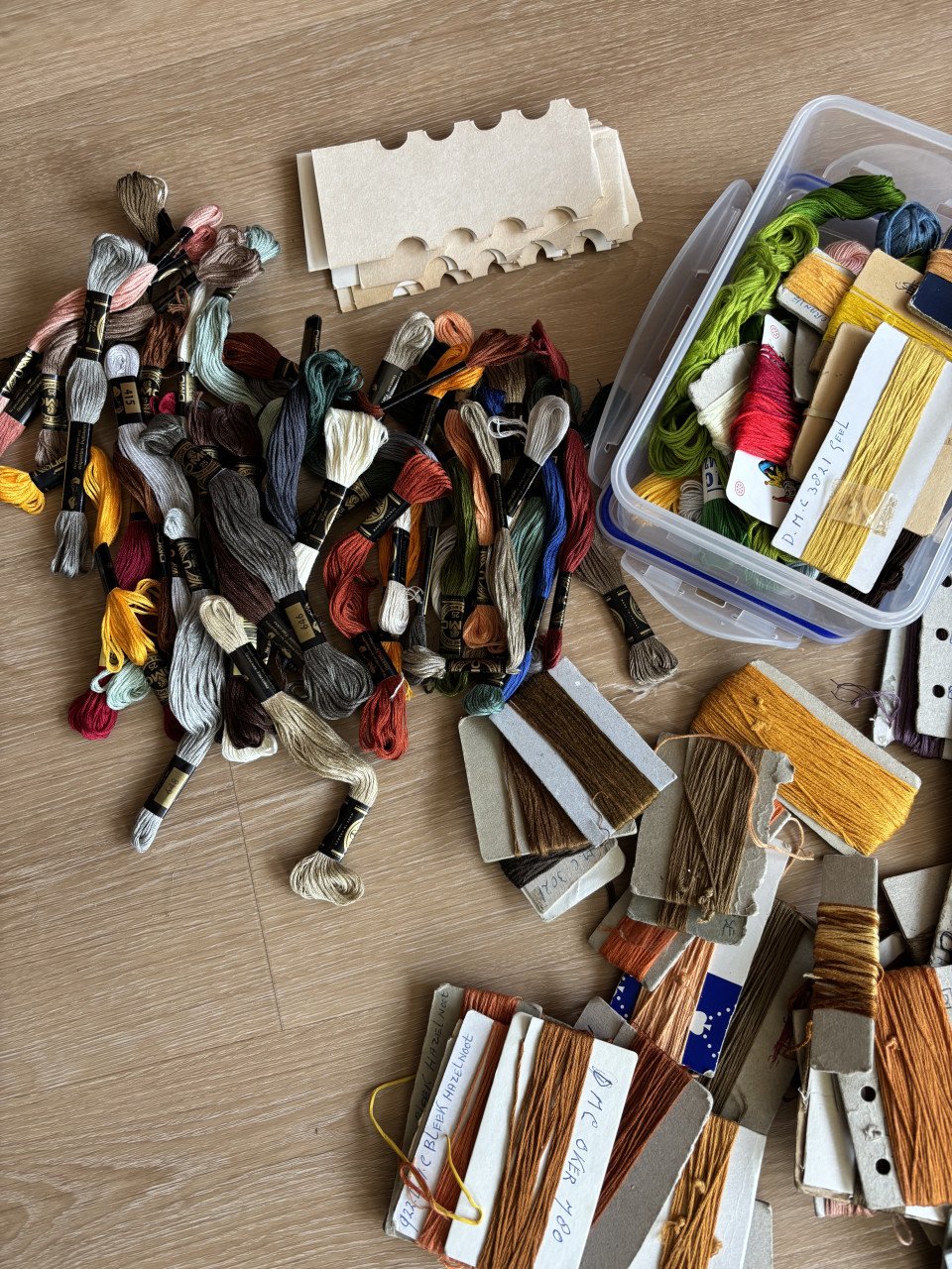 DOZEN BORDUURZIJDE OP BOBBINS EN VEEL LOSSE