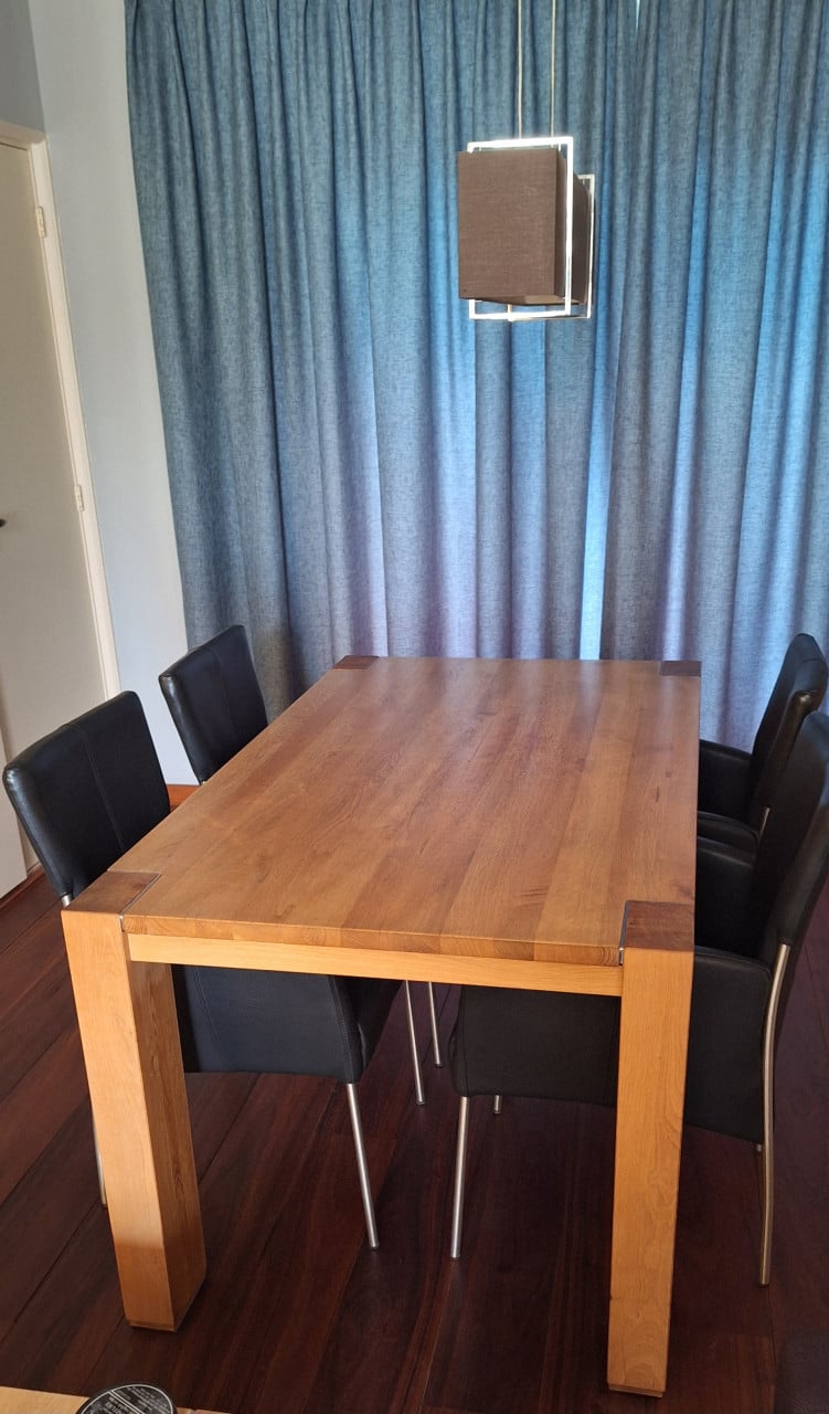 Eettafel met 4 leren stoelen