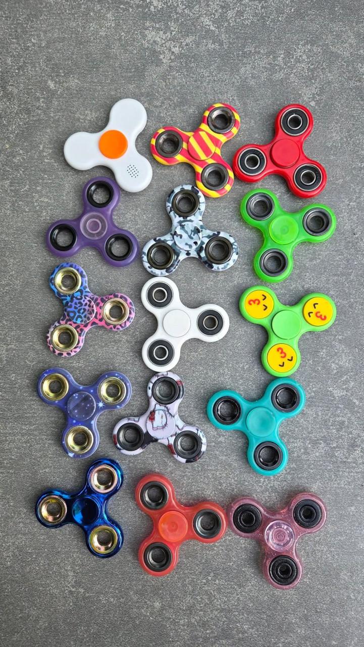 🎈Verzameling kleurrijke fidget spinners .