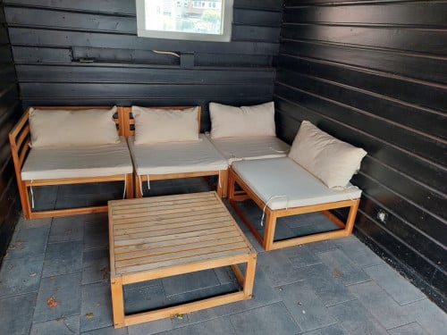 Houten loungeset / tuinset met witte kussens