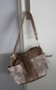 Licht bruine tas met beige slangeprint