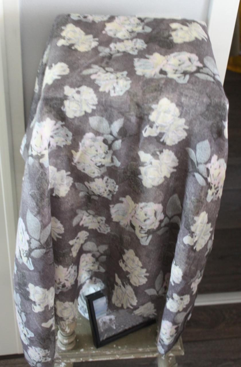 Sjaal grijs met bloemen print