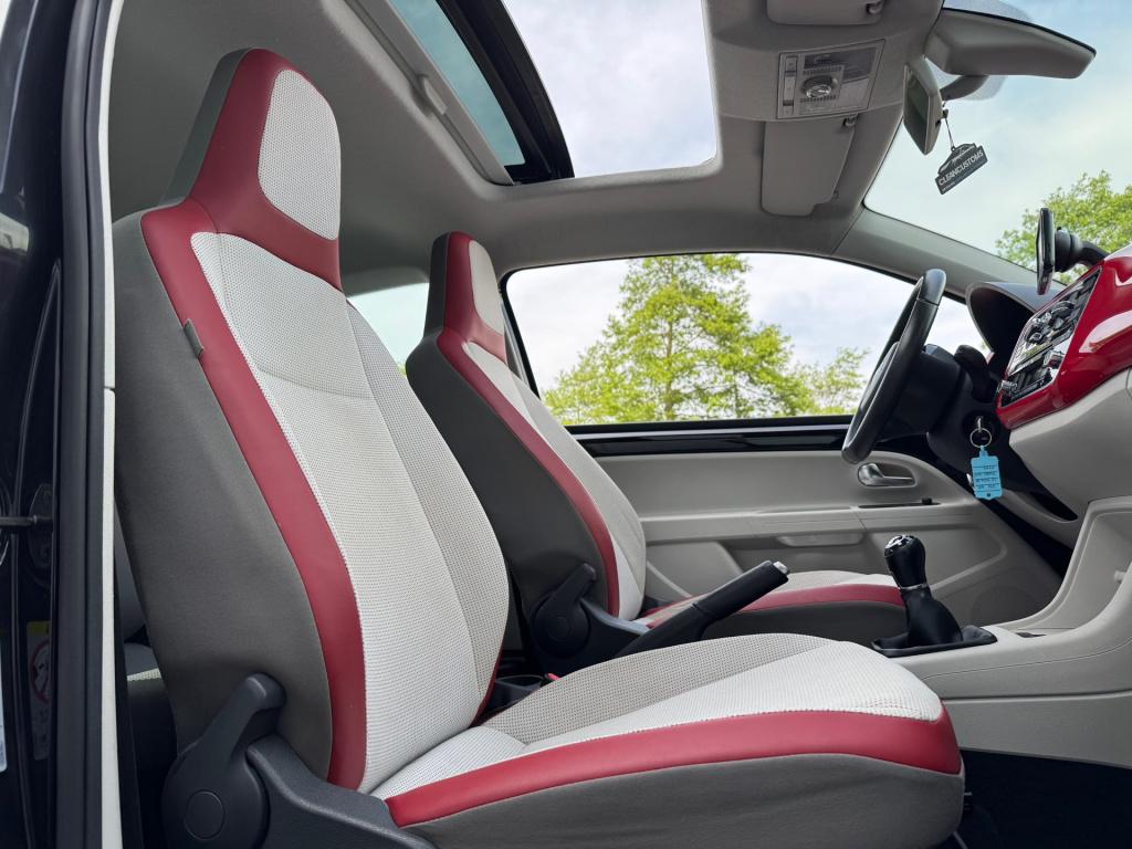 Volkswagen UP! 1.0 high up! * panoramadak * cruise control * stoelverwarmin