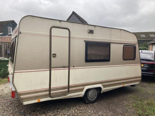 Caravan Dethleffs Nomad 5p met kenteken, sani en voortent