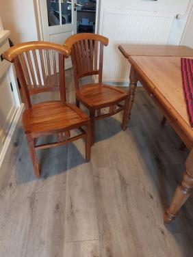 Eettafel en eetkamerstoelen