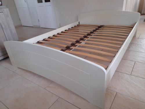 Mooi wit bed 140 x 200 (in goede staat )