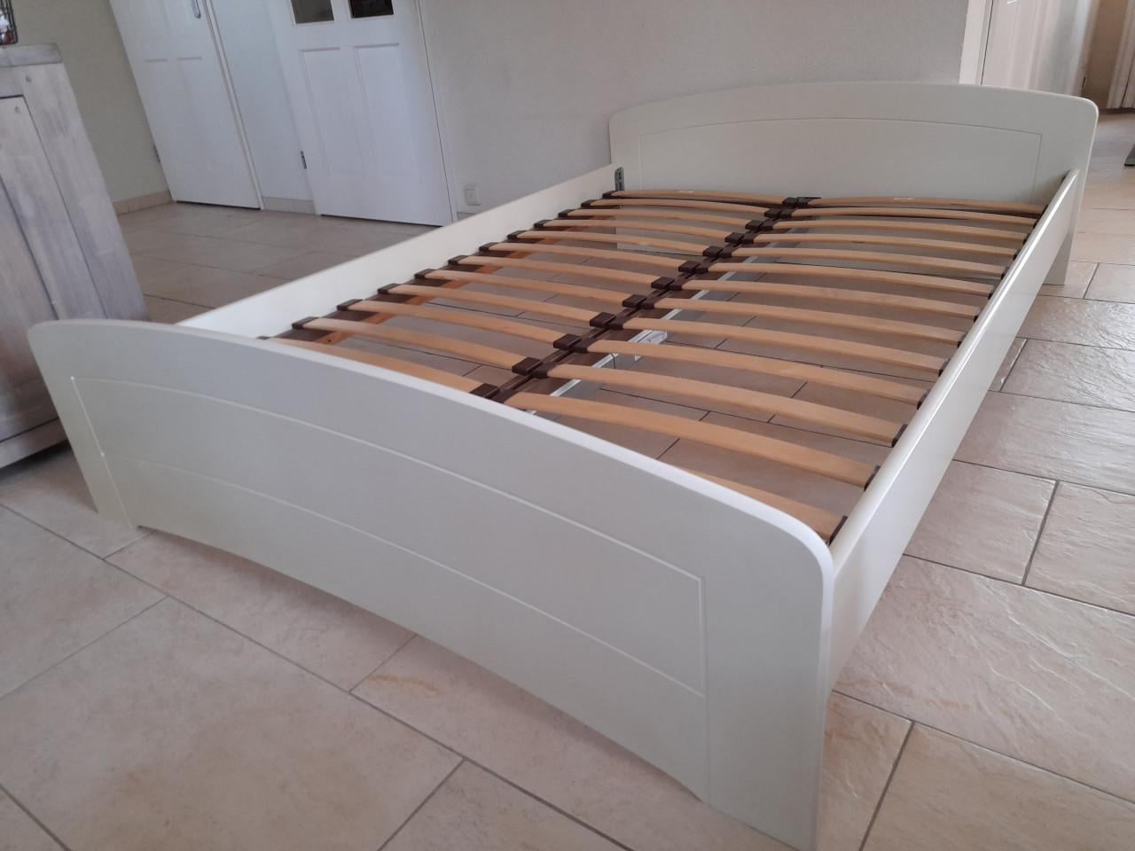 Mooi wit bed 140 x 200 (in goede staat )