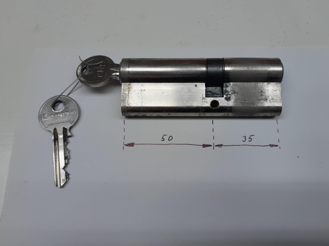 Cilinderslot met sleutels. Maat 30-30, 35-35mm en 1 stuk 35-50mm.