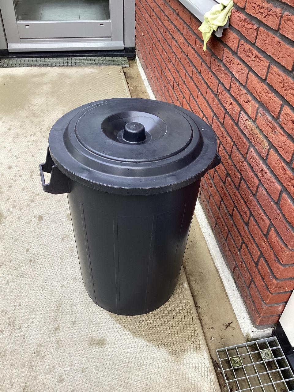 AFVALBAK VOOR BUITEN