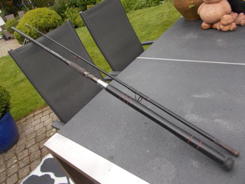 Tweedelige boothengel, lengte 270 cm , werpgewicht 250 gram