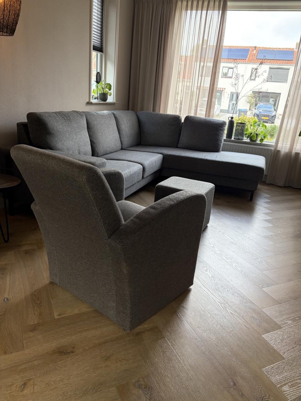 * Gereserveerd * Hoekbank fauteuil poef
