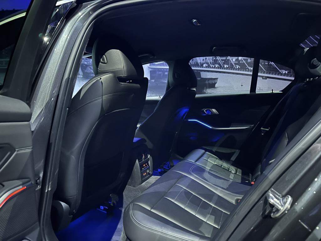 BMW 3-serie 320i high executive *facelift*memory*hud*camera*keyless