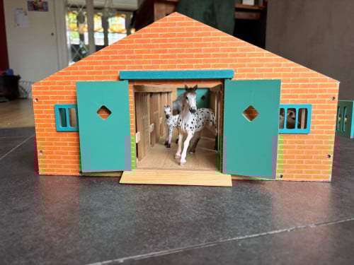 Houten, speelgoed paardenstal met Sleich paarden