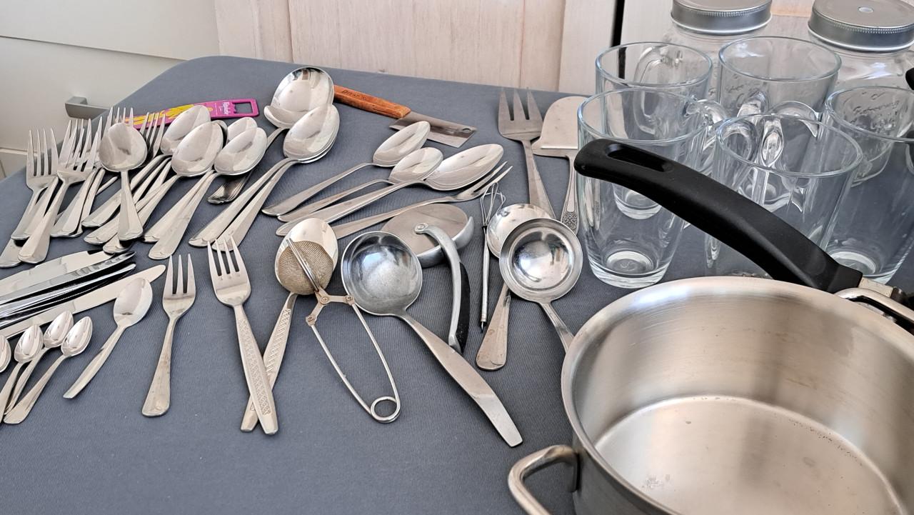 Pannen, glazen, bestek enz.
