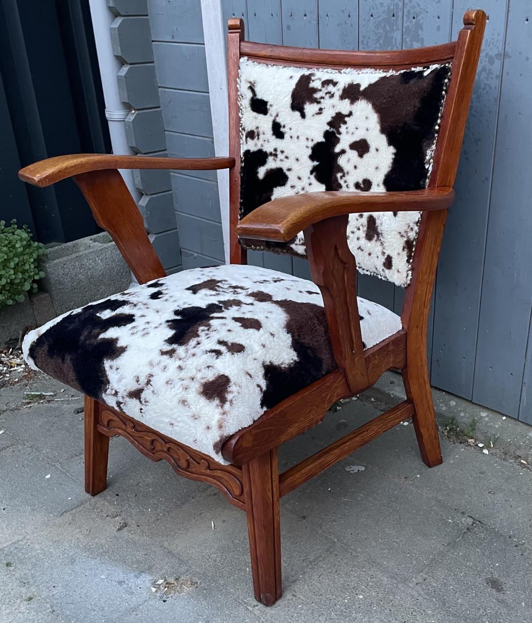 Sfeervolle fauteuil met koeienprint