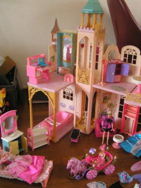 BARBIE/POPPEN KASTEEL MET BABIE EN ACCESOIRES