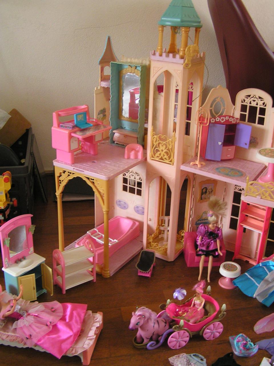 BARBIE/POPPEN KASTEEL MET BABIE EN ACCESOIRES