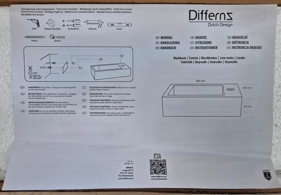 Keramisch fonteintje met toebehoren.