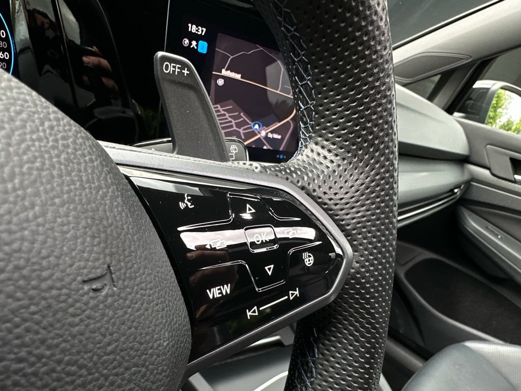 Volkswagen Golf 2.0 tsi r 4motion // panoramadak // akrapovic
