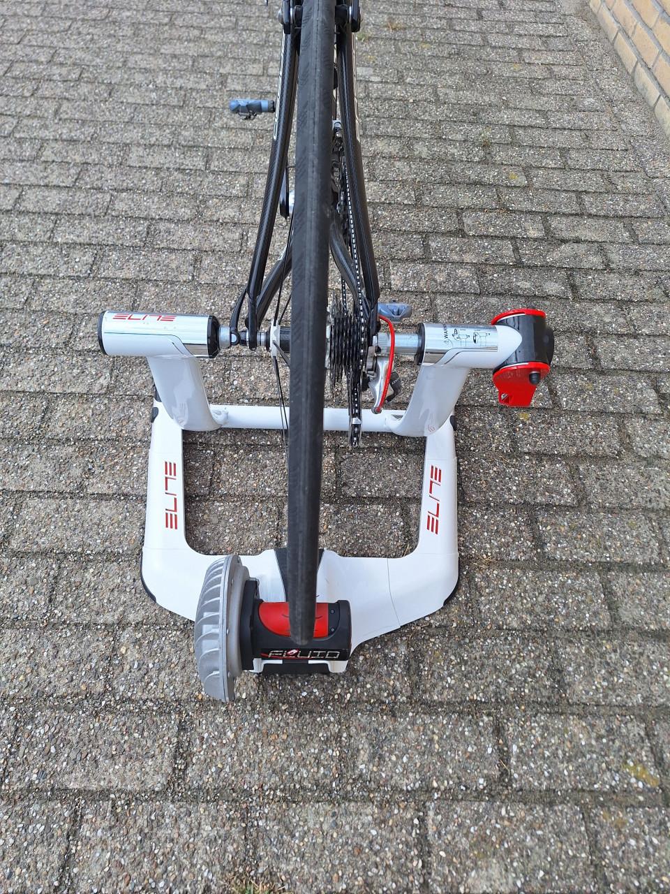 Basso Laguna carbon racefiets met gratis rollentrainer.