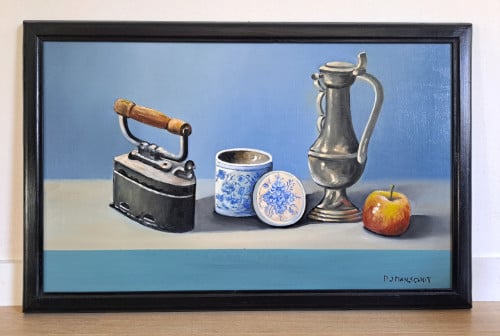 Stilleven met oud strijkijzer, kan en delftsblauw blik