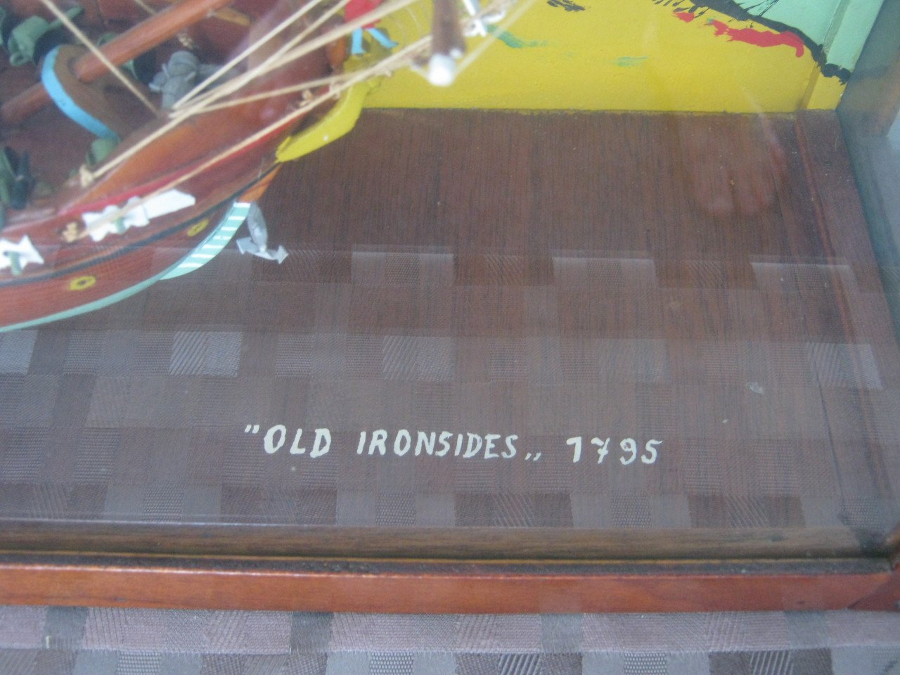 Scheepsmodel in vitrine.