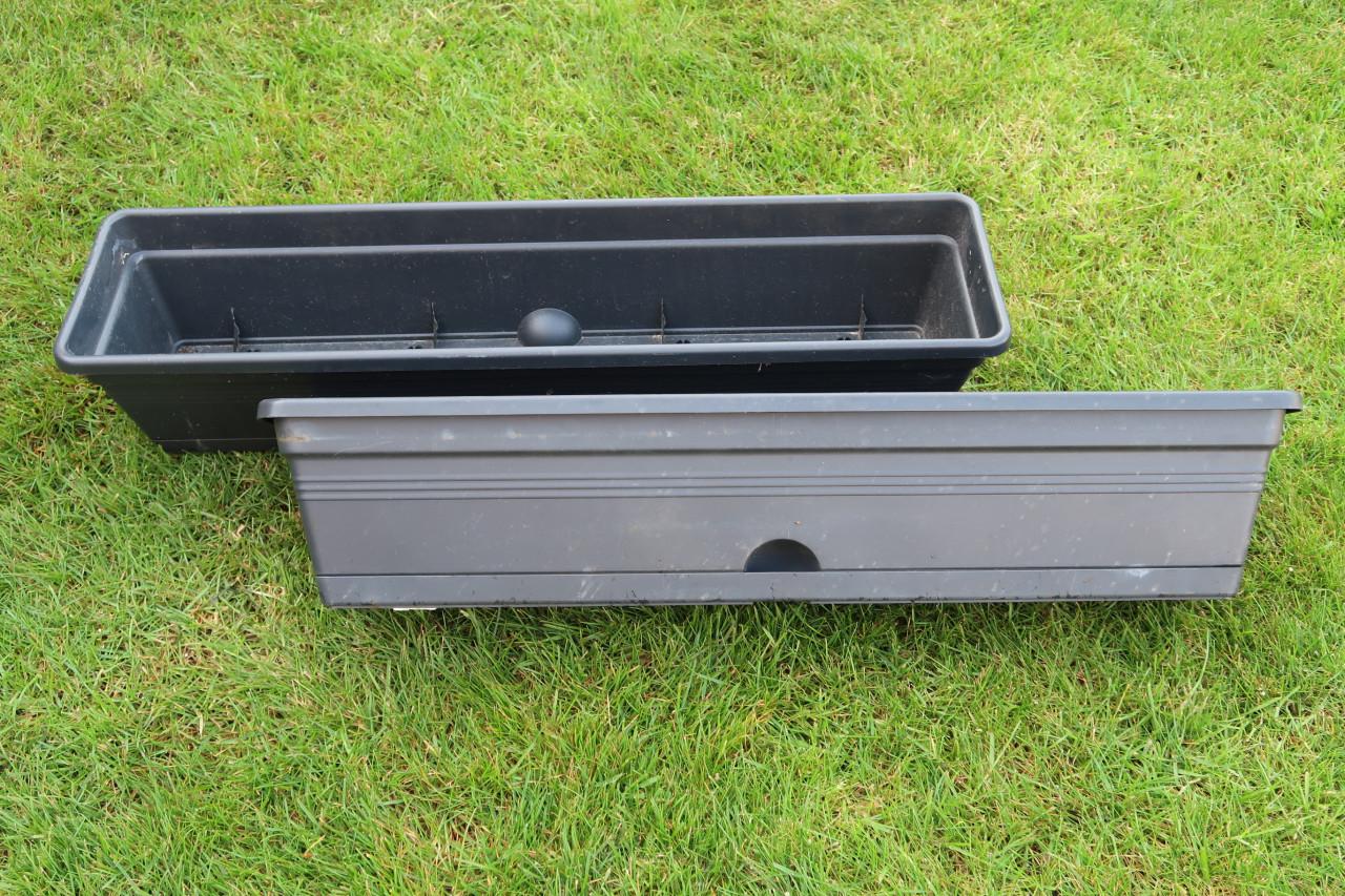 Bloembakken van Elho 3 X 70 cm, 1 X 90 cm en €5,00 per twee