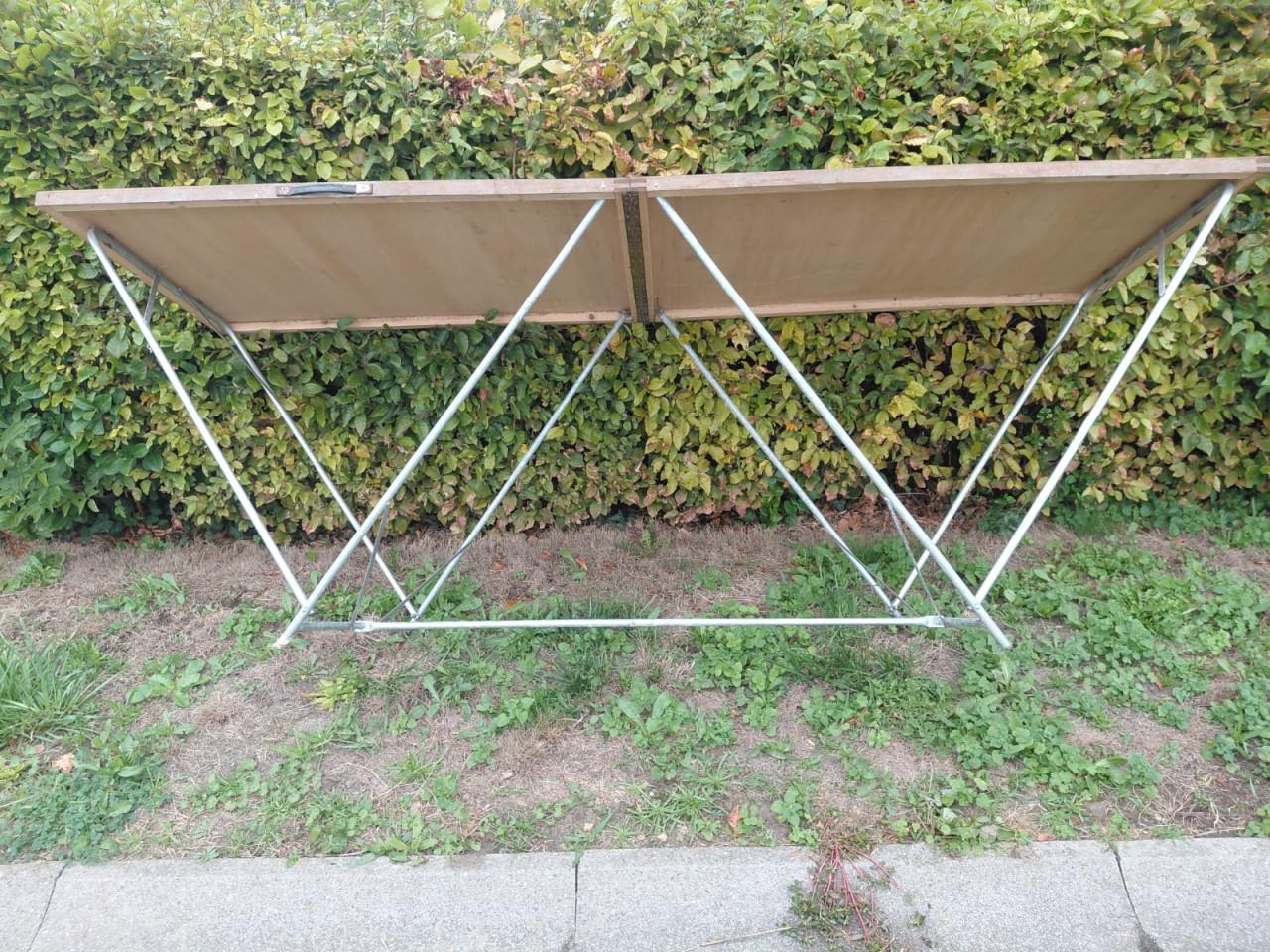Degelijke behang plaktafel