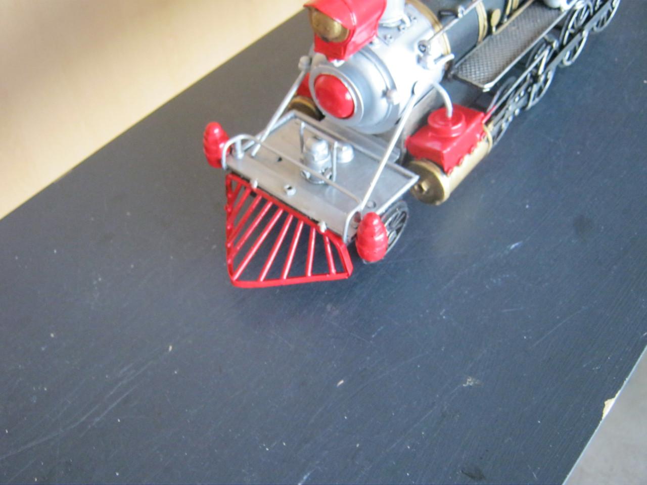 Metalen stoomlocomotief.