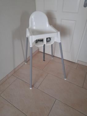 Kinderstoel met gordel (z.g.a.n.)