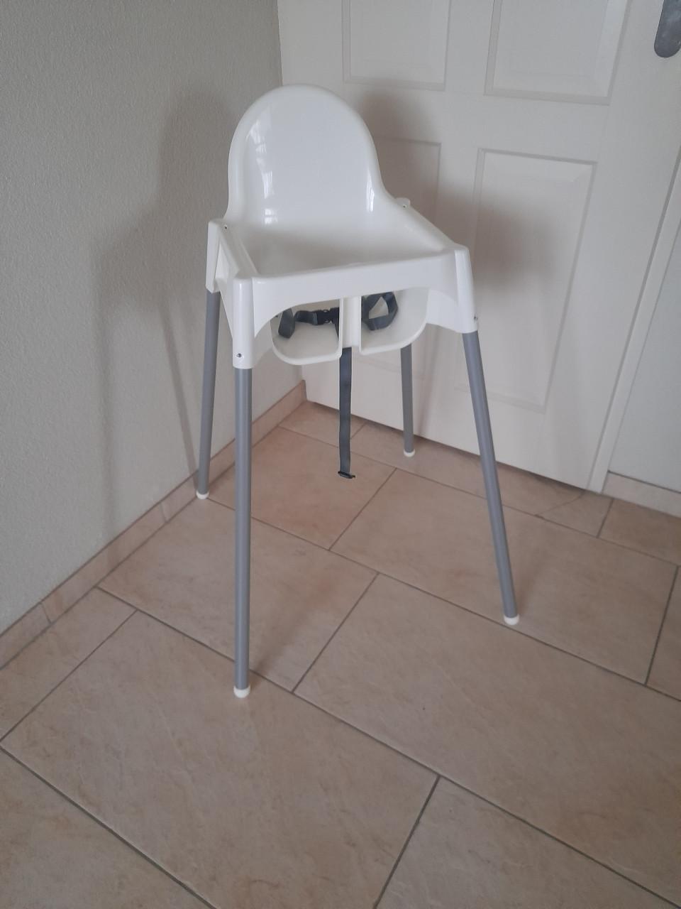 Kinderstoel met gordel (z.g.a.n.)