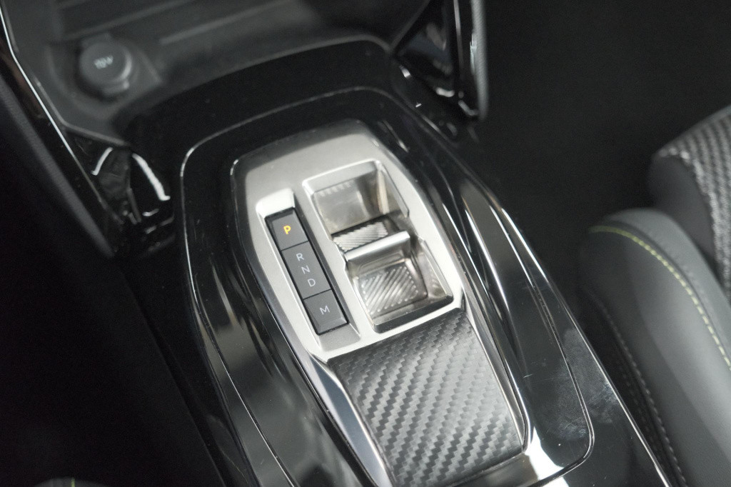 Peugeot 2008 puretech 130 eat8 gt | camera | apple carplay | parkeersensore