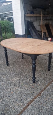 Ovale uitschuifbare eettafel
