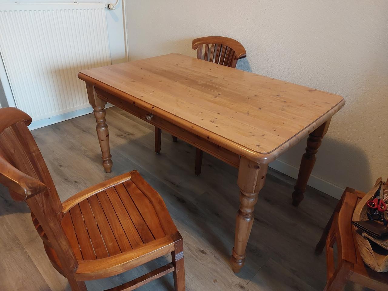 Eettafel en eetkamerstoelen