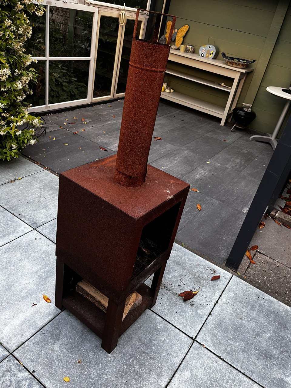Tuinkachel, voor op terras. Was 150 euro.