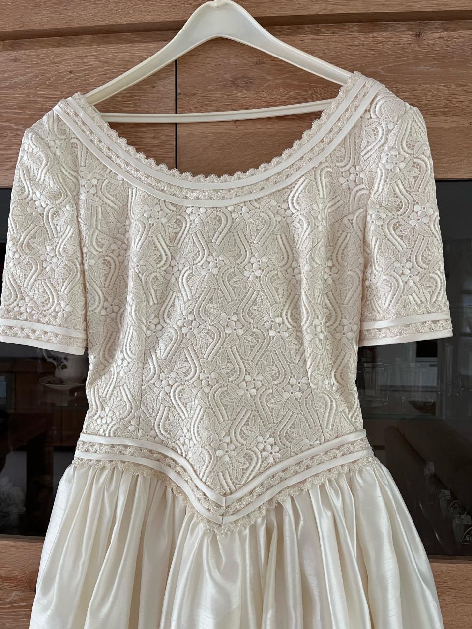 Bruidsjurk maat 40 in ivoor kleur.