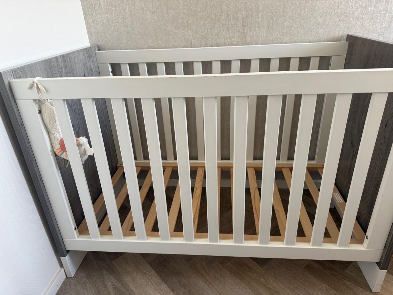 Babybed plus commode plus sierplankje