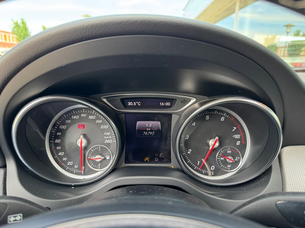 Mercedes-Benz Gla-klasse 180 business solution amg automaat / panoramadak ,