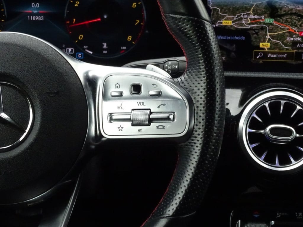 Mercedes-Benz A-Klasse 180 business solution amg | pano | led | el trekhaak