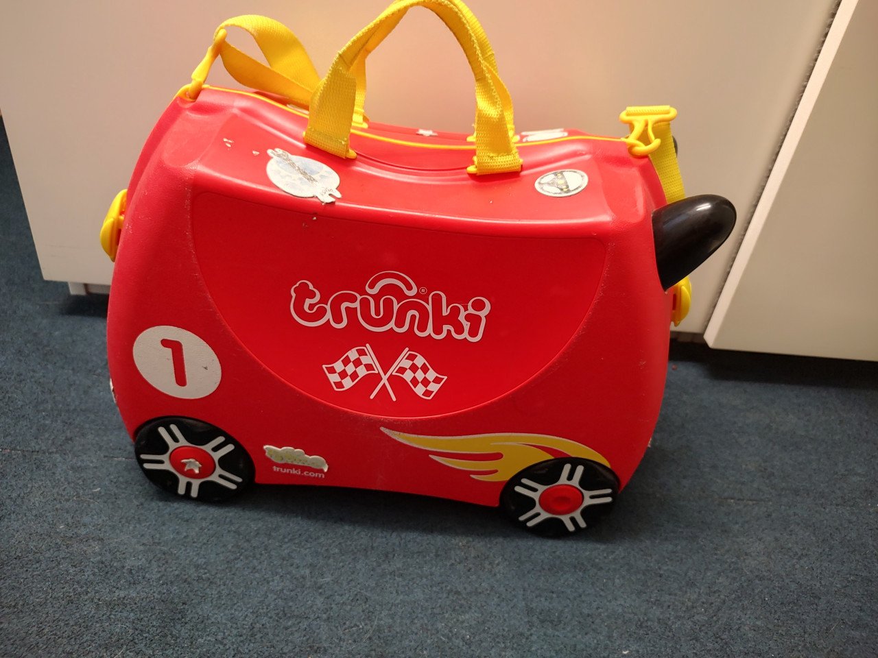 Ikea FÄRGGLAD stoeltje, schommelstoel en Trunki koffer