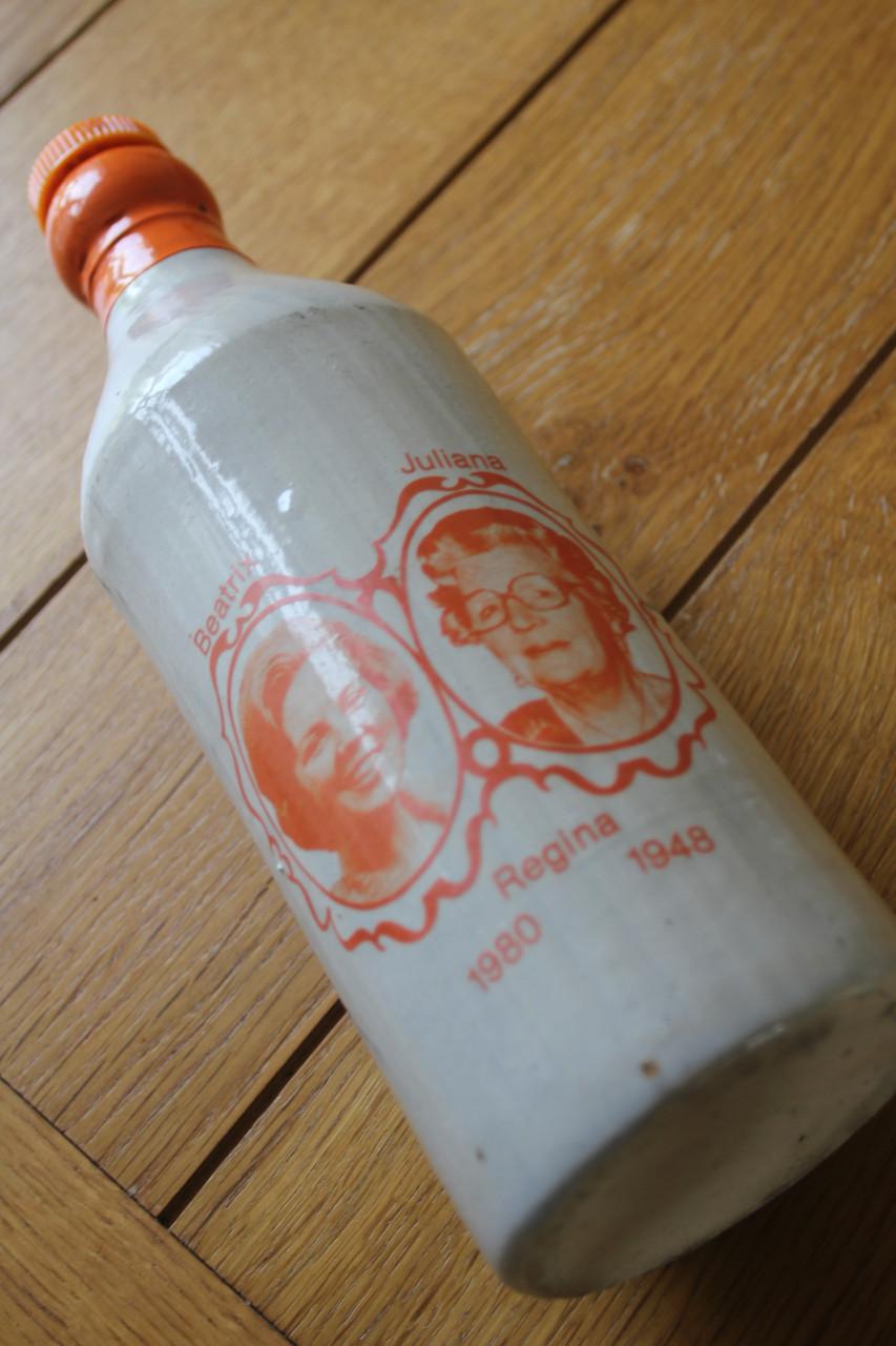 Jubileum kruik oranje bitter..Juliana/Beatrix 1948/1980