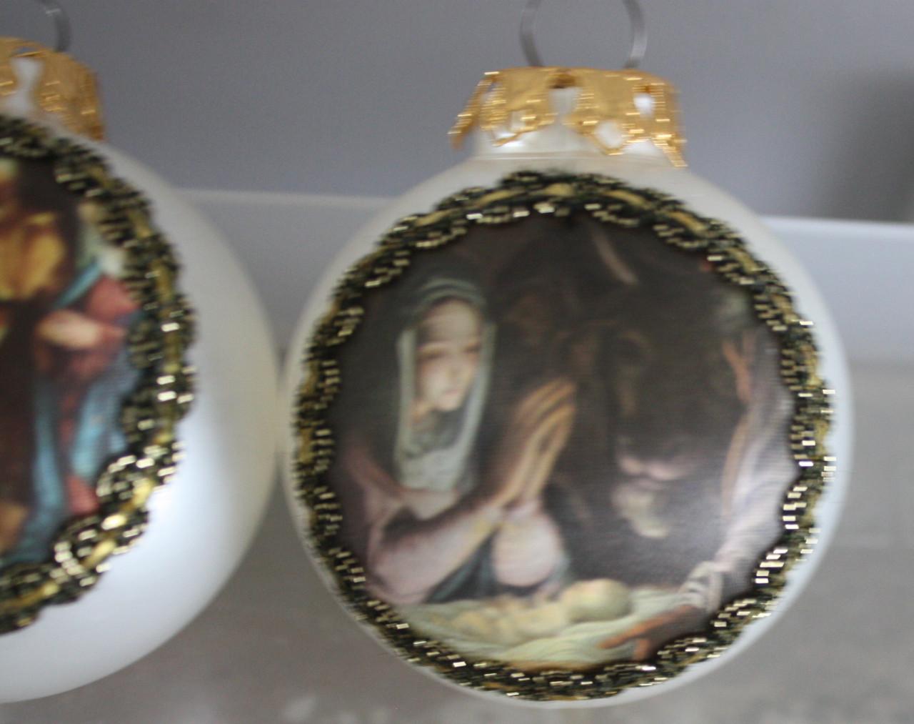 Set van glazen kerst bal met kristelijke afbeelding