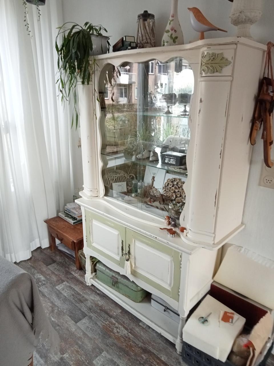 Brocante vitrinekast