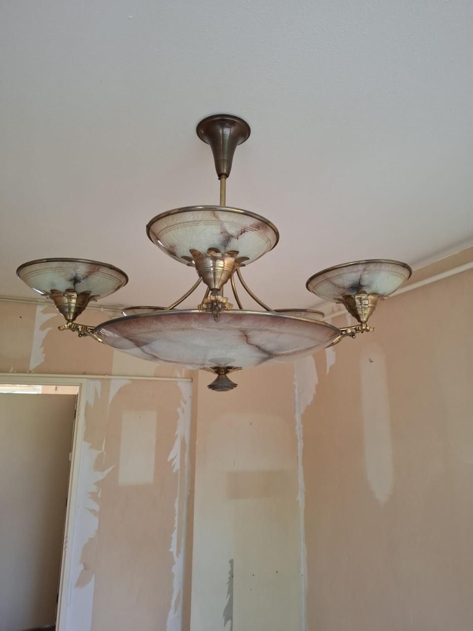 Vintage plafondkroonluchter met alabaster glasschalen