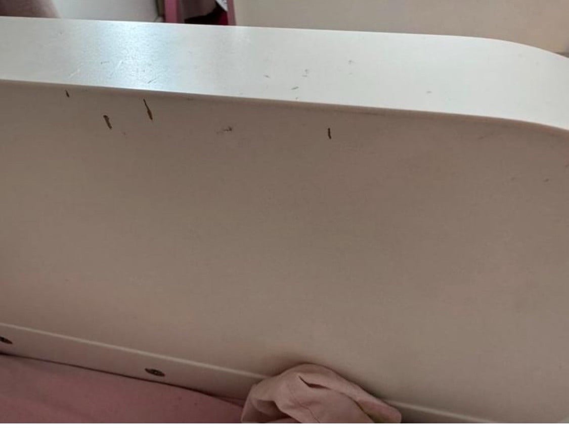 Compleet wit meegroeibed/ kinderbed Busunge incl accessoires!