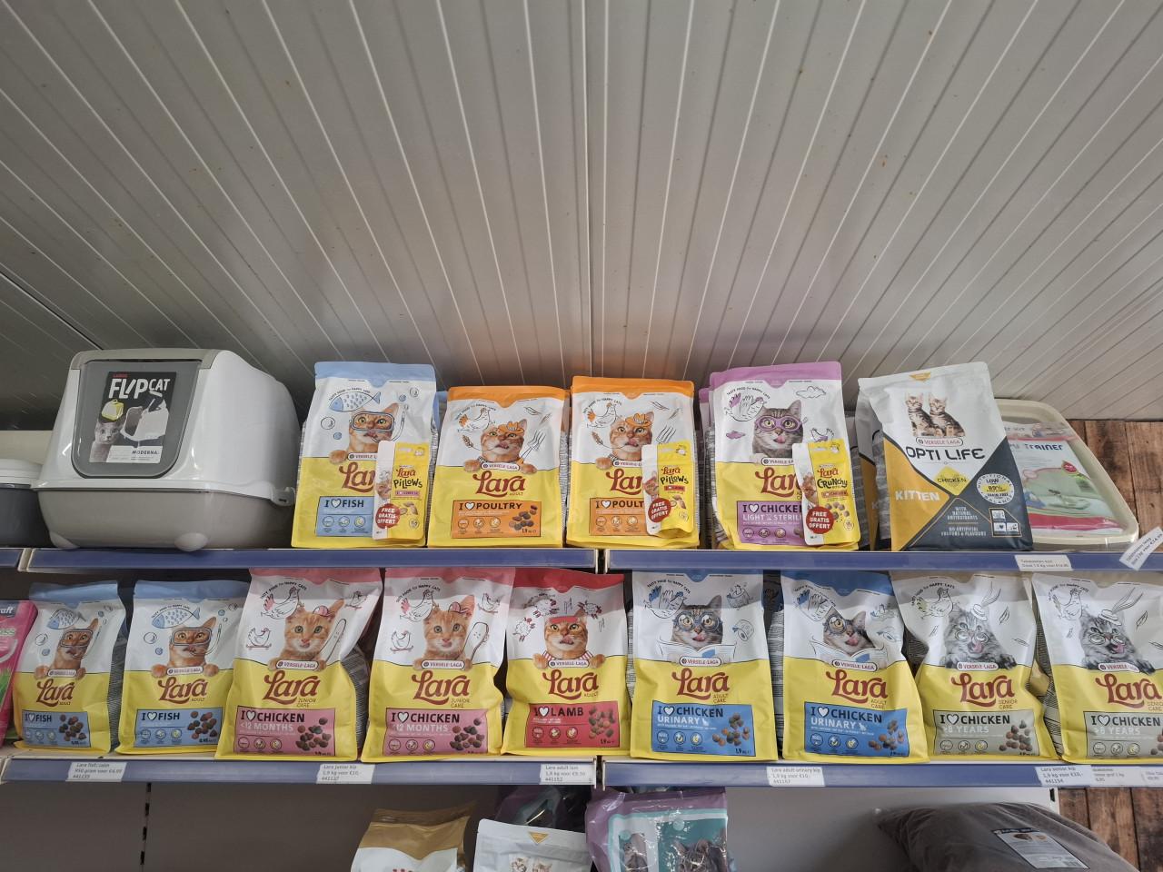 Lara kattenvoer in allerlei smaken, met gratis snoepzakje