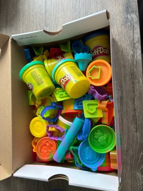 Doosje Play-Doh klei en vormpjes en cup cake maker