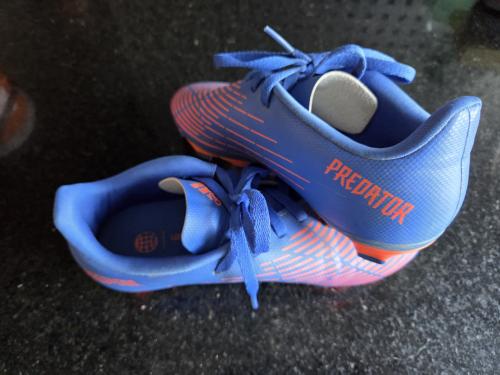 Adidas voetbalschoenen 2x maat 34